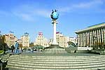 Монументальный знак «Почтовый центр Украины» на майдане Незалежности в Киеве. 2002 год