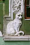 Стилизованная скульптура кошки. 