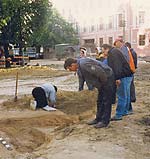 Софийская площадь. Май 1998 г. Курганное захоронение Х столетия. Археологи работали днем, под «надзором» троителей.