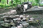 Могильные камни разбросаны практически по всей территории Замковой горы. Фото Е. Константиновской. 2005 г.